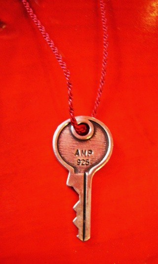 画像: amp japan "THE RED STRINGS" padlock necklase with key