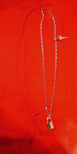 画像1: amp japan "THE RED STRINGS" padlock necklase with key
