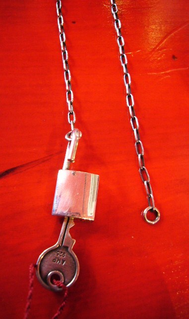 画像: amp japan "THE RED STRINGS" padlock necklase with key